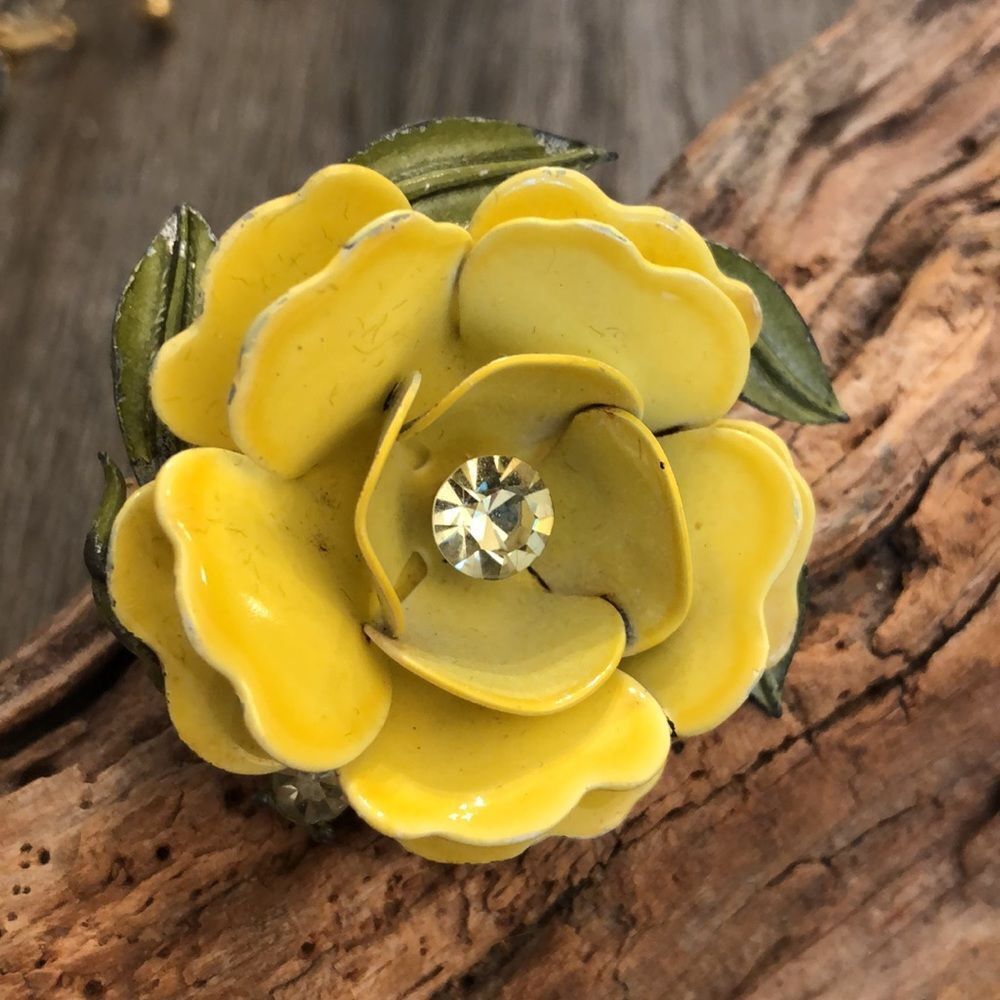 LISNER Vintage Yellow Enamel Rose with Rhinestones - Picture 3 of 12